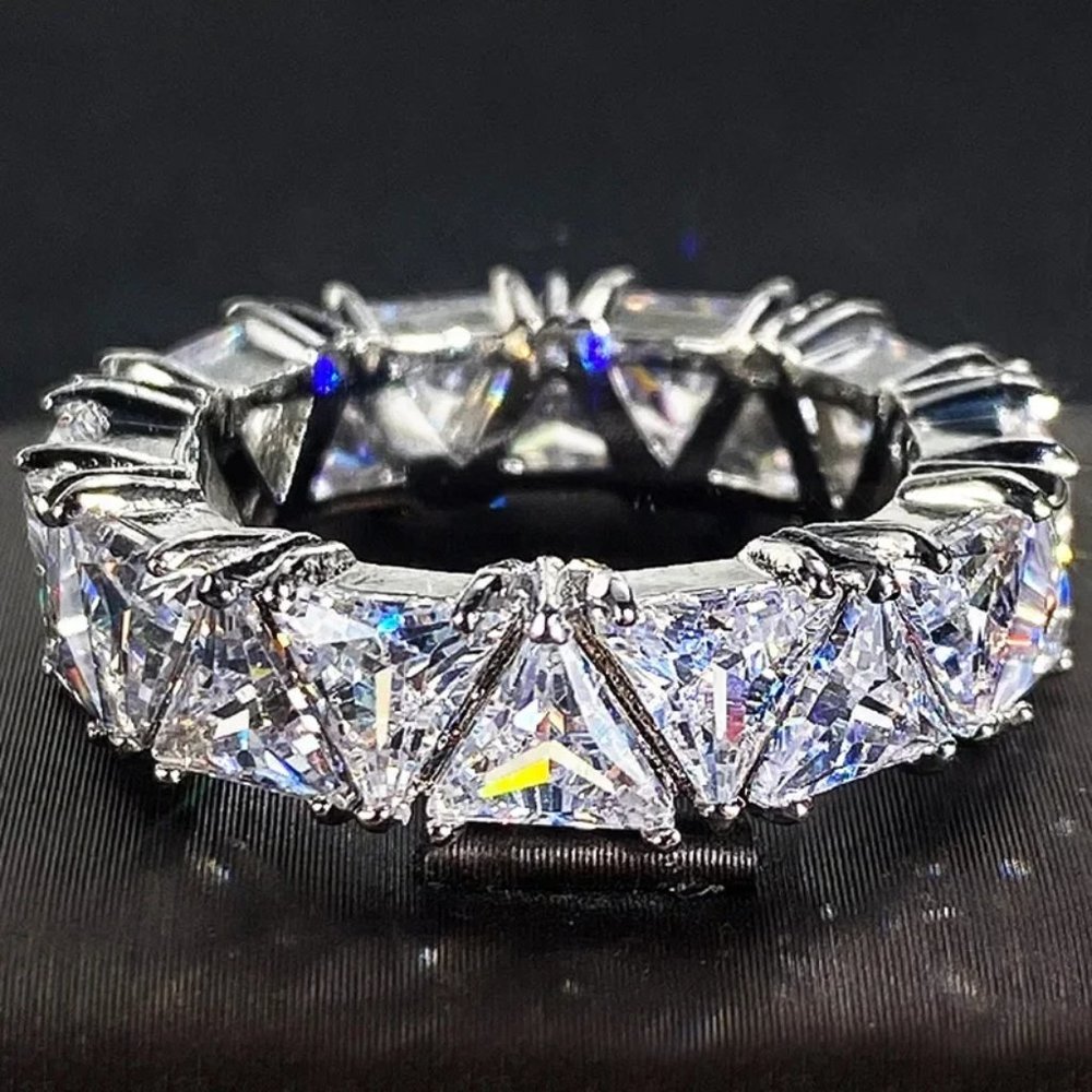 Stunning Lady's 6.00ctw. Triangular Diamond Eternity Ring 18K White Gold! - Picture 3 of 5